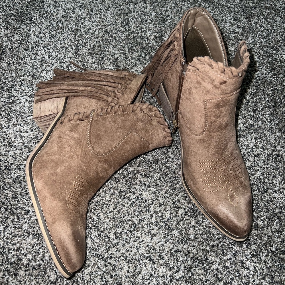 Low cute fringe boots
